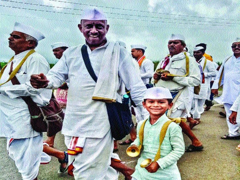 Dighi's Small boy dhyanraj go Pandharpur wari | दिघीचा चिमुकला पंढरीच्या वारीत, सहा वर्षांच्या ‘ज्ञानराज’ची पाचवी पंढरीची वारी