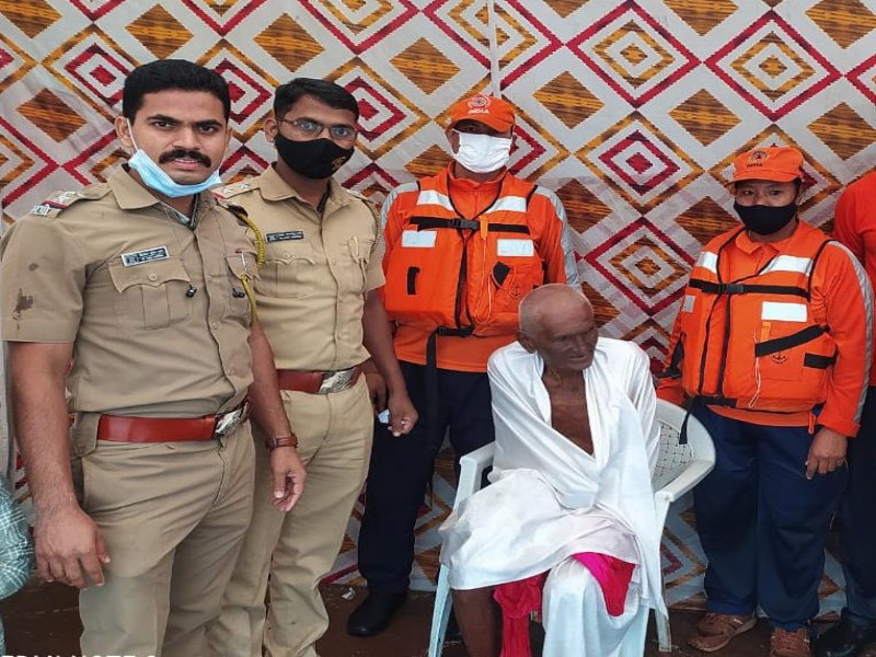 Rescued the senior Warakari who was carried to Indrayani | इंद्रायणीत वाहून जाणाऱ्या ज्येष्ठ वारकऱ्याला वाचवले