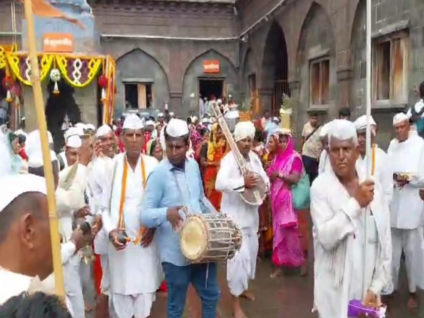 sant tukaram maharaj palkhi will leave Pandharpur Varkari immersed in devotional atmosphere | Ashadhi Wari: 'ग्यानबा तुकाराम...' तुकोबांचे पंढरपूरकडे आज प्रस्थान, भक्तिमय वातावरणात वारकरी तल्लीन