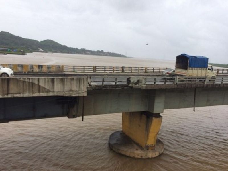 Danger to Bhayandar bridge due to sand excavation? | रेती उत्खननामुळे भाईंदर पुलाला धोका?, रात्रीच्या वेळी रेतीचोरी