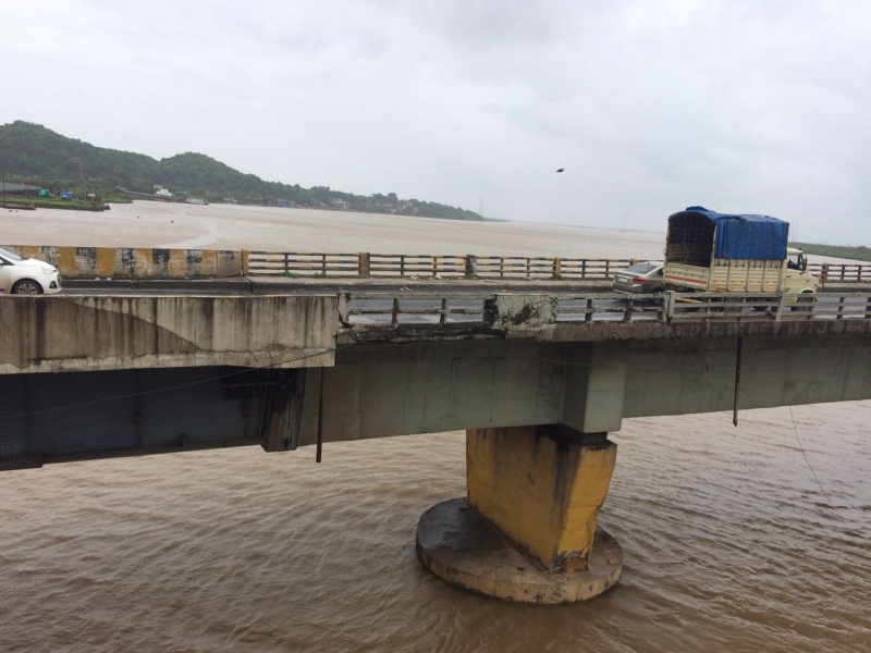 The old Versova bridge on the Mumbai-Ahmedabad highway will remain closed for 5 hours on Tuesday | मंगळवारी मुंबई-अहमदाबाद महामार्गावरील जुना वरसावे पूल ५ तास वाहतुकीसाठी राहणार बंद