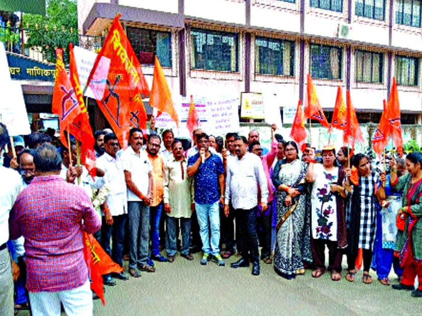 Shivsena's protest outside the Navghar office | नवघर कार्यालयाबाहेर शिवेसेनेचा घंटानाद