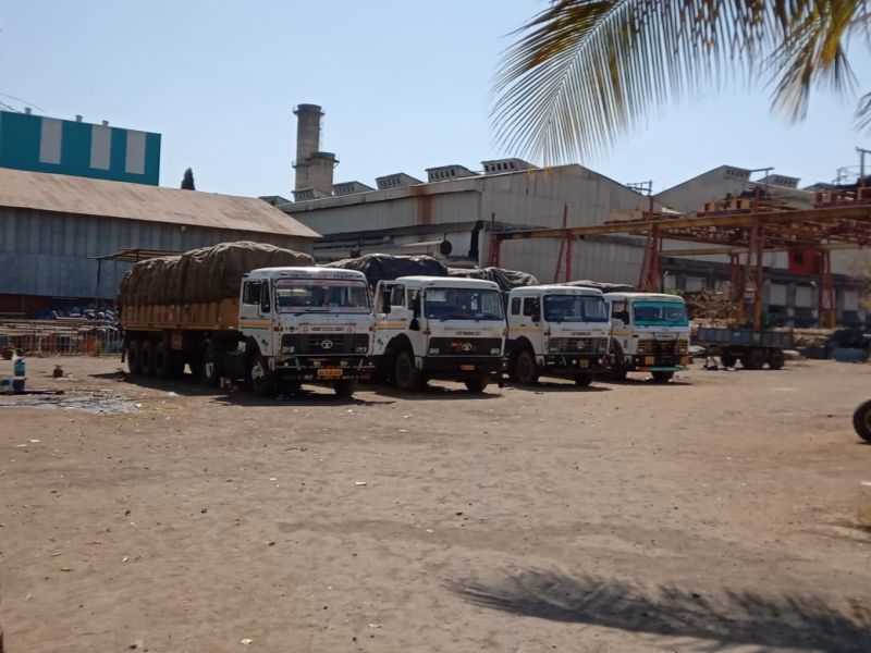 15 drivers, cleaner stuck with seven trucks in Vasai, accused of passive administration | वसाकात सात ट्रकसह १५ ड्रायव्हर, क्लिनर अडकले, वाहतूकदारांचा प्रशासनावर निष्क्रीयतेचा आरोप
