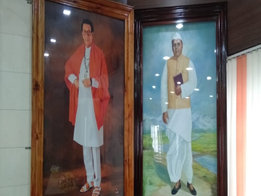 Images of Vasantdada Patil and Balasaheb Thackeray in the hall of Islampur Municipality | तब्बल ३० वर्षांनंतर इस्लामपूर पालिकेच्या सभागृहात अवतरले वसंतदादा आणि बाळासाहेब ठाकरे