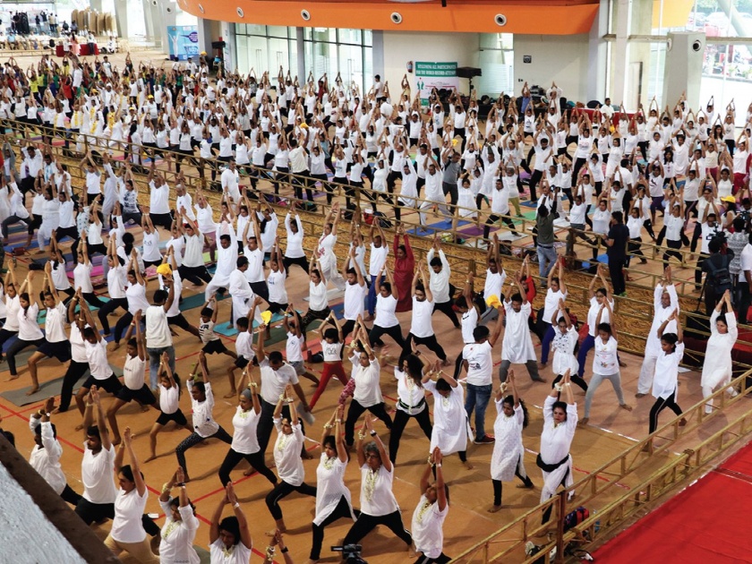 Thousands of attendees of Vashi Yogashibir | वाशीत योगशिबिराला हजारोंची उपस्थिती