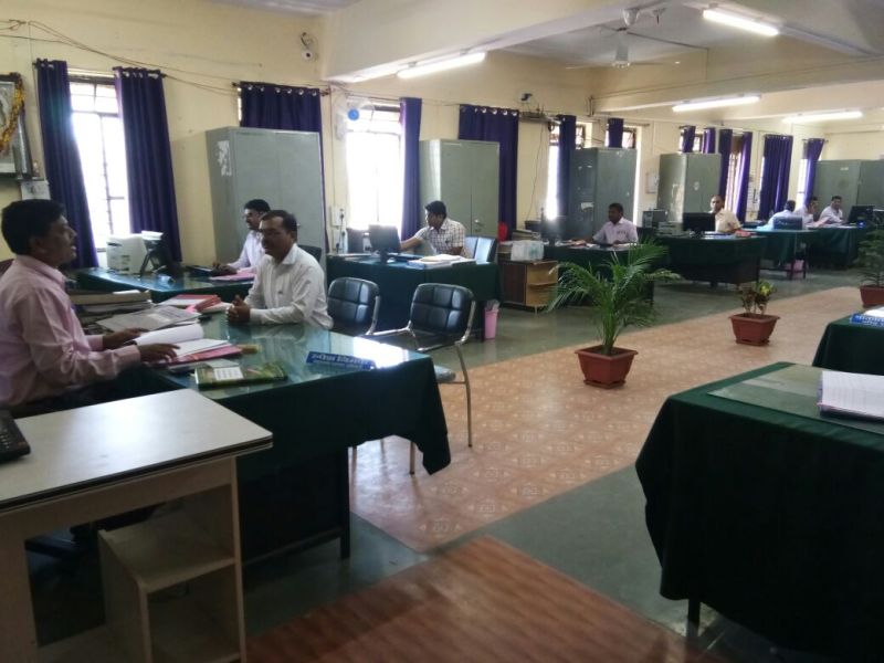 Implementation of Cabin Free Office in Washim Zilla Parishad | वाशिम जिल्हा परिषदेत कॅबिनमुक्त कार्यालयाची अंमलबजावणी