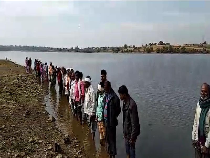 700 people from three villages doing protest over water dispute | पाणीप्रश्नावरून तीन गावातील ७०० लोकांचा मोतसावंगा धरणाला वेढा!