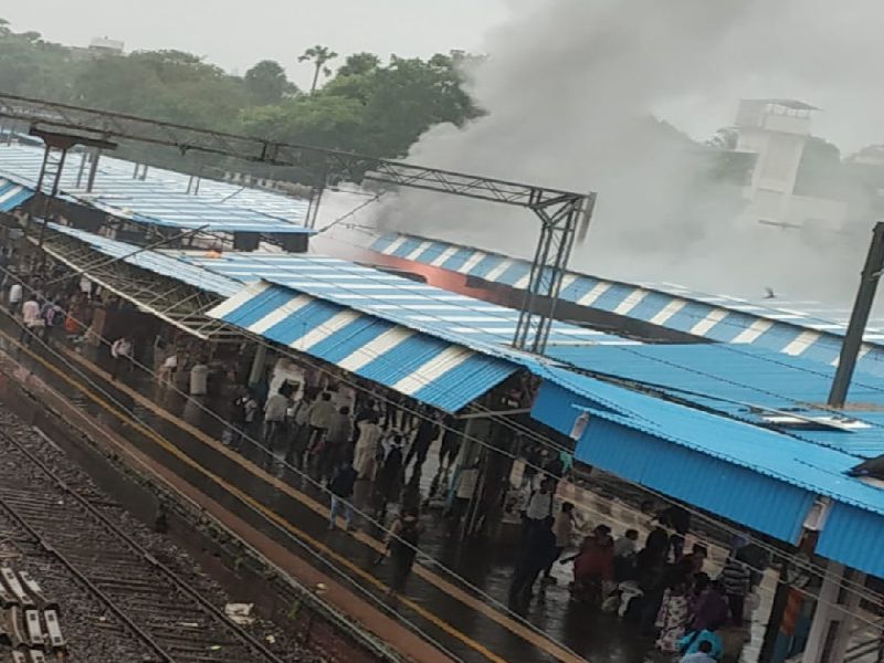 A fierce fire on the local railway station at Virar station | VIDEO : विरार स्टेशनवरील लोकलच्या डब्याला भीषण आग 