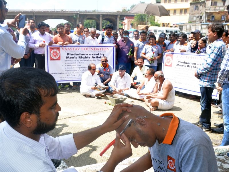 Distressed husbands shave off donations | रामकुंडावर अभिनव आंदोलन : नात्याचे दान करत त्रस्त पतींनी केले मुंडन