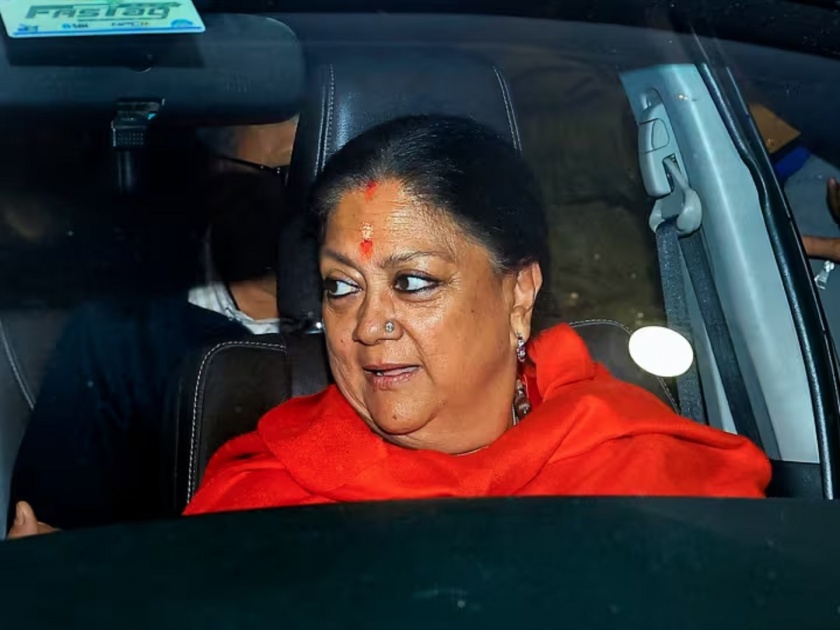 Rajasthan CM Race: Vasundhara Raj's show of strength for CM chair; she explained her position to the high command | मुख्यमंत्रिपदासाठी वसुंधरा राजेंचे शक्तीप्रदर्शन; हायकमांडला स्पष्ट केली आपली भूमिका