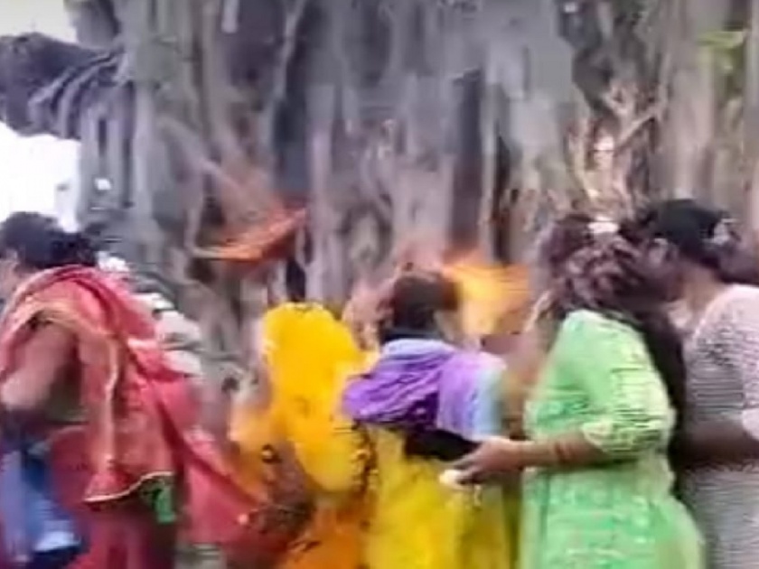 Vada trees caught fire as Vatpurnima puja started, incident in Kolhapur Ambabai temple area | video- वटपौर्णिमेची पूजा सुरू असतानाच वडाच्या झाडाला लागली आग, कोल्हापुरातील अंबाबाई मंदिर परिसरातील घटना