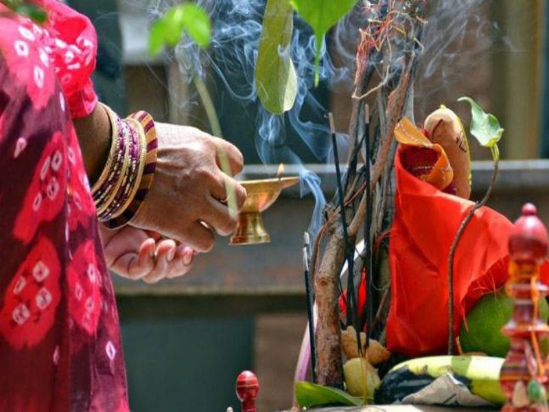 Modern vatpornima: banyan trees cutting for long life of husband | मॉडर्न वटपोर्णिमा : नवऱ्याच्या दीर्घायुष्यासाठी वडाचा बळी
