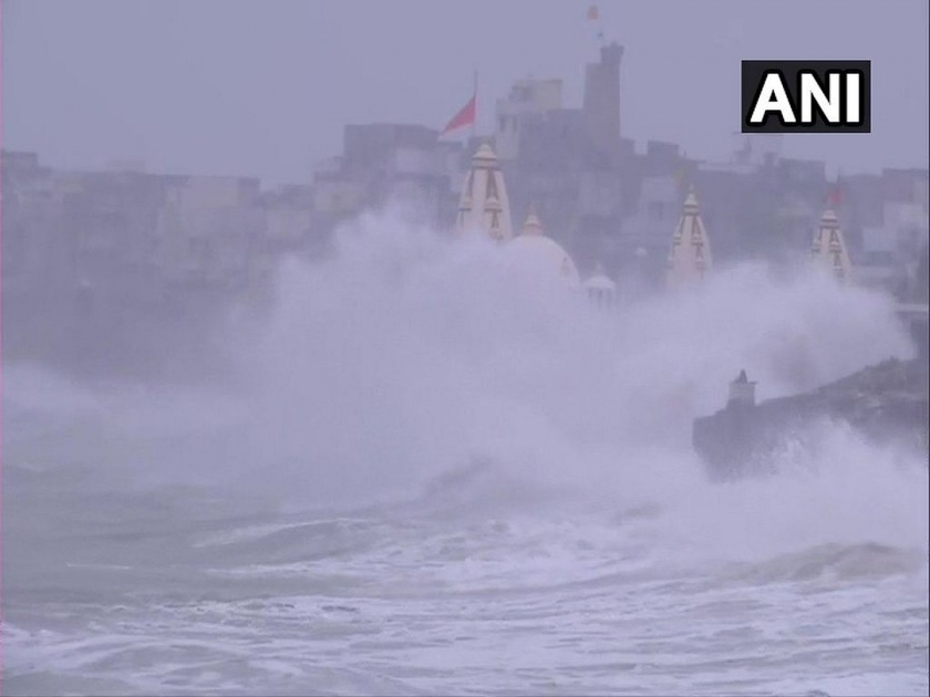 Cyclone Vayu Update Strong winds hit Veraval; NDRF, Army, Navy on standby | Cyclone Vayu Update : 3 लाख लोकांचं सुरक्षित स्थळी स्थलांतर, गुजरातला जाणाऱ्या 70 मेल रद्द
