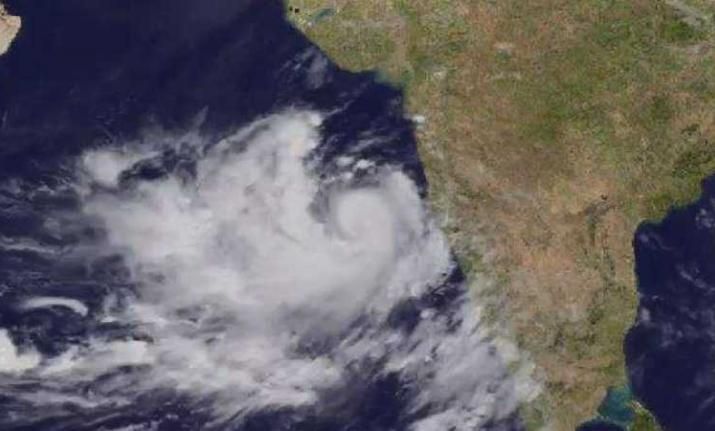 Due to 'Vayu' cyclone monsoon deferred | ‘वायु’ चक्रीवादळाने मान्सून लांबणीवर