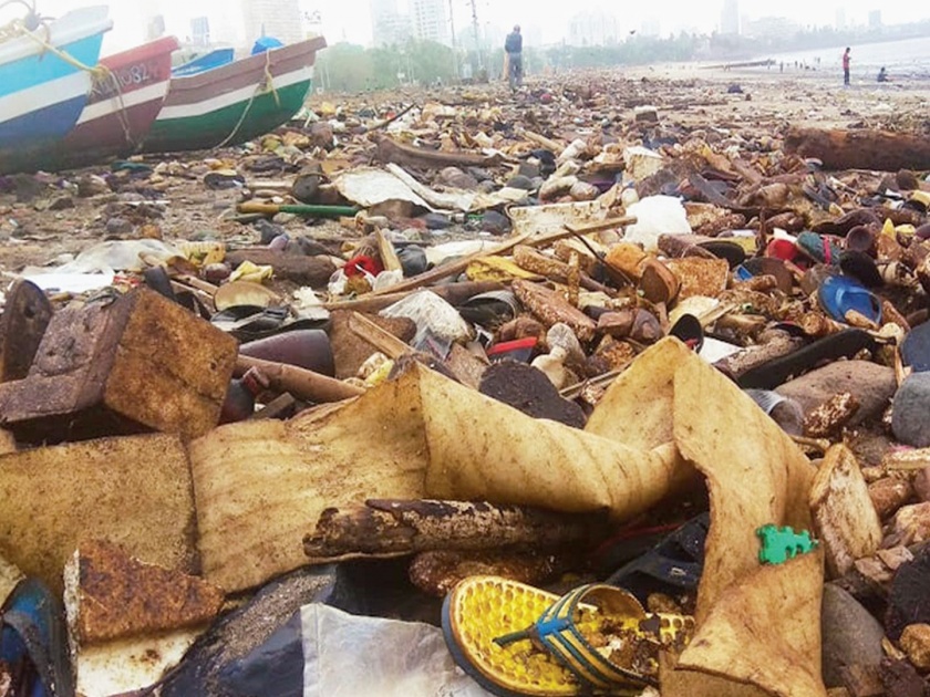 Wastewater waste on Mumbai coast due to 'gas' storm | ‘वायू’ वादळामुळे मुंबई किनारपट्टीवर कचराच कचरा