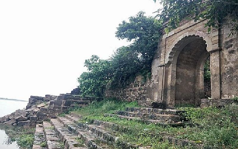 The historical Diwan Ghat of Pawani is extincting due to negligence | पवनीचा ऐतिहासिक दिवाण घाट मोजतोय अखेरच्या घटका