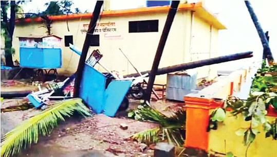 Tapari holders angry over lack of help despite storm damage | वादळात नुकसान होऊनही मदत मिळत नसल्याने टपरीधारकांत नाराजी