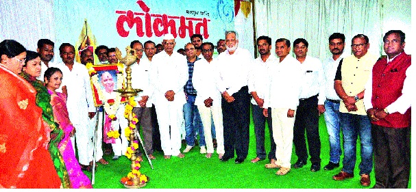  Happy anniversary of 'Lokmat' in Vita: 'Jal Kranti' publication of Vishakanti | विट्यात ‘लोकमत’वर शुभेच्छांचा वर्षाव : ‘जलक्रांती’ विशेषांकाचे प्रकाशन