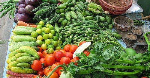 The heavy rains choked the vegetables; Onions, tomatoes at Rs 60, cilantro at Rs 120 per kg! | अतिवृष्टीमुळे भाज्या कडाडल्या; कांदे, टोमॅटो ६० रुपये, कोथिंबीर १२० रुपये किलो!