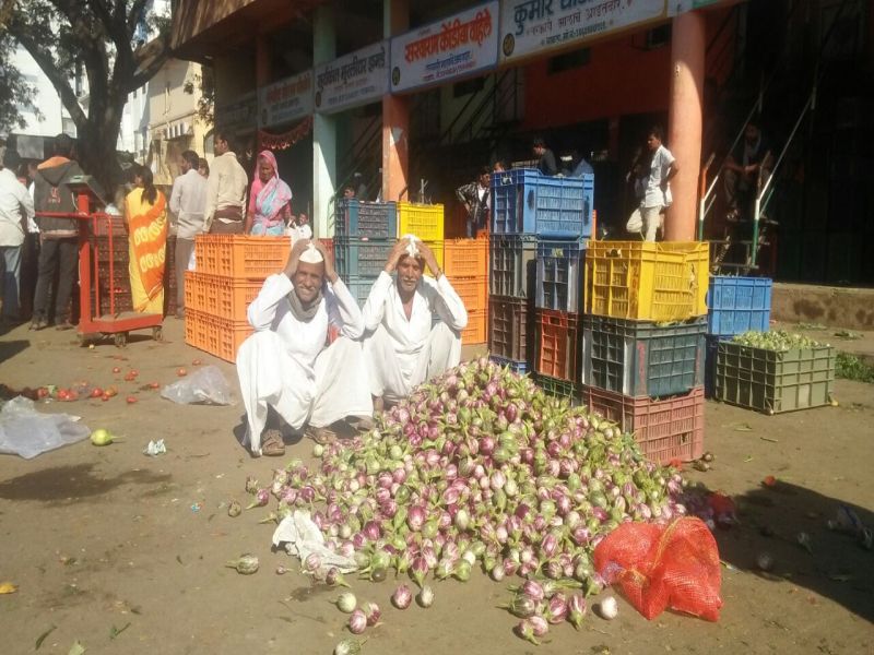 Pune: farmers worry about falling prices of vegetables | पुणे : चाकण बाजारात मंदी, भाज्यांचे भाव गडगडल्यानं शेतकरी चिंतेत