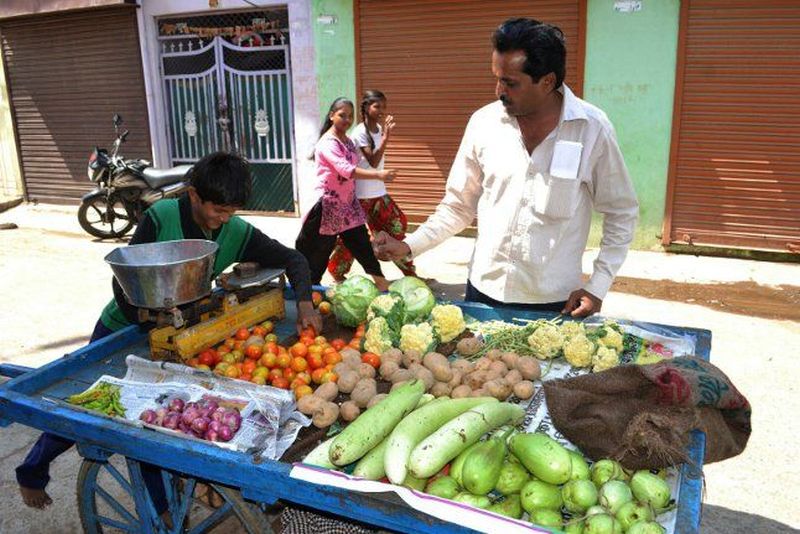 Sellers sell vegetables by moving at mohlla in Nagpur | विक्रेत्यांची नागपुरातील मोहल्ल्यात फिरून भाज्यांची विक्री