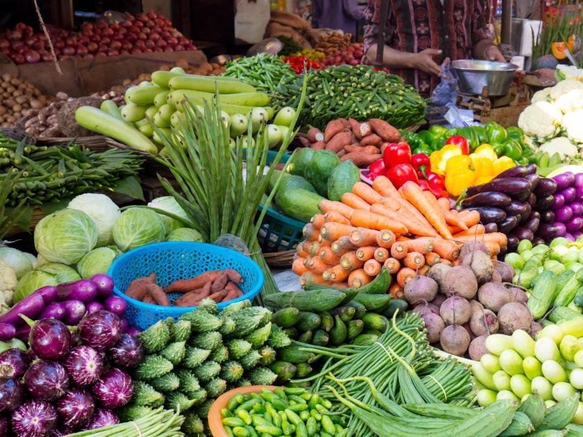 Vegetable prices skyrocketed in the district | जिल्ह्यात भाजीपाल्याचे दर भिडले गगनाला