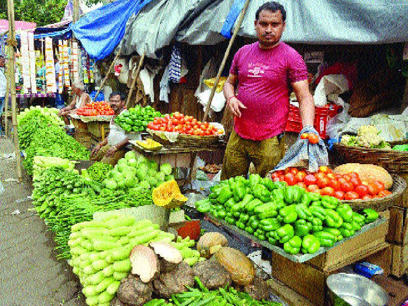Vegetable prices collapsed due to inward rise | आवक वाढल्याने भाज्यांचे भाव गडगडले