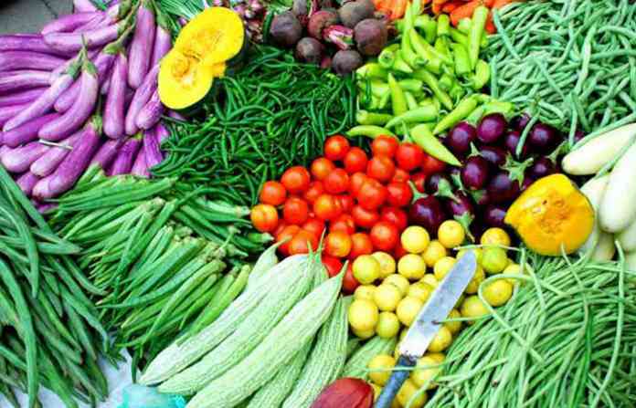 Vegetable prices increased due to low supply; Mumbai scissors pocket | कमी पुरवठ्यामुळे भाज्यांचे दर वाढले; मुंबईकरांचे खिशाला कात्री