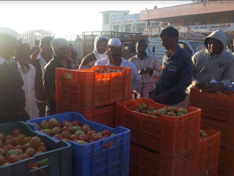 Water shortage in Jadhav wadi market | पालेभाज्यांच्या अडत बाजारात पाणीबाणी