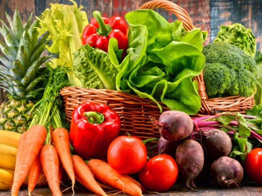 Vegetable prices declined in the wholesale markets | घाऊक बाजारात भाज्यांचे दर घसरले