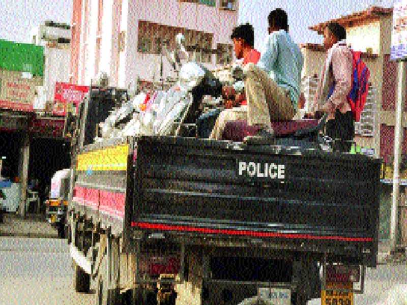 Vehicle confiscation drive launched in Indiranagar | इंदिरानगरात वाहने जप्तीची मोहीम सुरू
