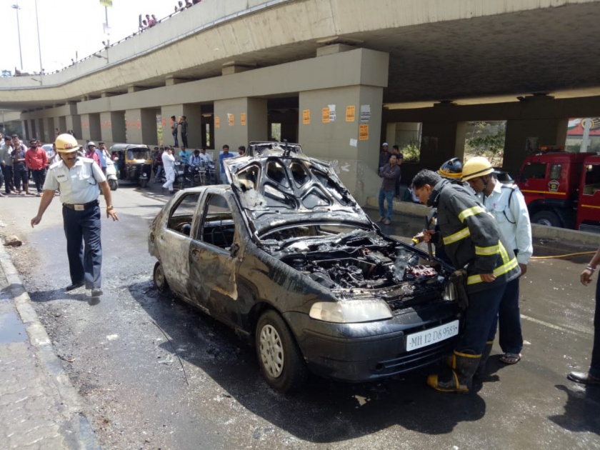 a car burnt in talawade | धावत्या मोटारीने घेतला पेट, अग्निशामक दलाच्या तत्परतेने टळला अनर्थ 