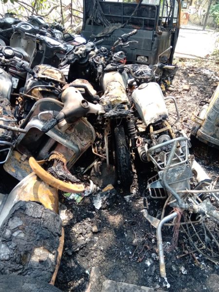 Mysterious fire: 32 vehicles burnt down in Nagpur Ajnani Traffic police Office | रहस्यमय आग : नागपूरच्या अजनी वाहतूक कार्यालयातील ३२ गाड्या जळून खाक