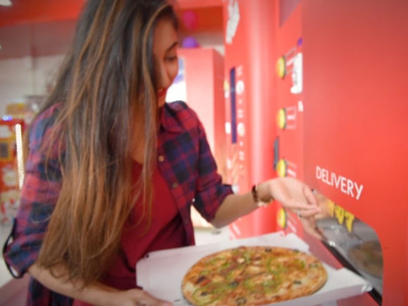 first pizza vending machine in mumbai | मुंबईतील या हॉटेलमध्ये मिळतोय वेंन्डिग मशीनमधून स्वादिष्ट पिझ्झा