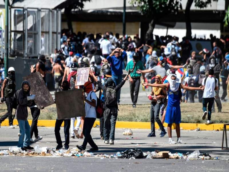 Venezuela’s economy collapses: Thousands have left country | व्हेनेझुएलाचं कंबरडं का मोडलं? हजारो नागरिकांनी सोडला देश