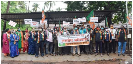 Vengurle BJP's "Lakshvedh" agitation in front of a rural hospital | वेंगुर्ले भाजपाच्या वतीने भर पावसात ग्रामीण रुग्णालयासमोर "लक्षवेध" आंदोलन