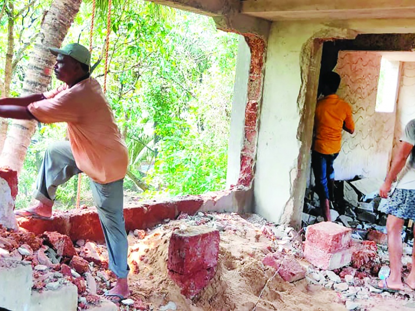 Unauthorized construction demolished, type at Vengurla | अनधिकृत बांधकाम तोडले, वेंगुर्ला येथील प्रकार