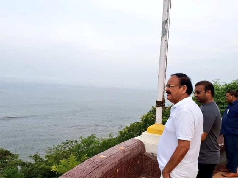 Vice President M Venkaiah Naidu is on Goa Tour, Visits to beaches | उपराष्ट्रपतींकडून गोव्यात समुद्र दर्शन व राजभवन परिसरात फेरफटका