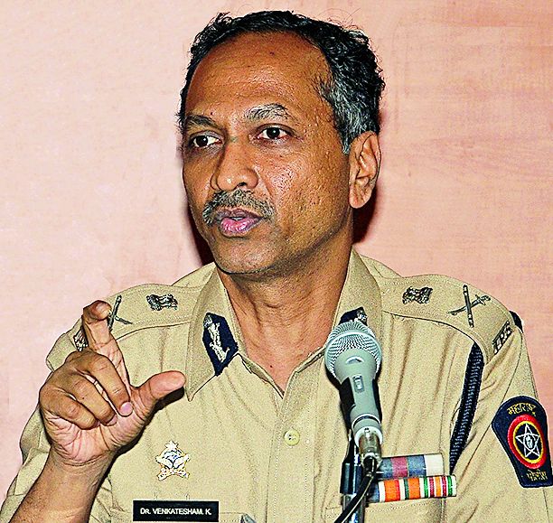 Police commissioner Dr K Venkatesham surprise visit at Yerwada | पोलीस आयुक्त उतरले रस्त्यावर आणि उडाला एकच गोंधळ... 