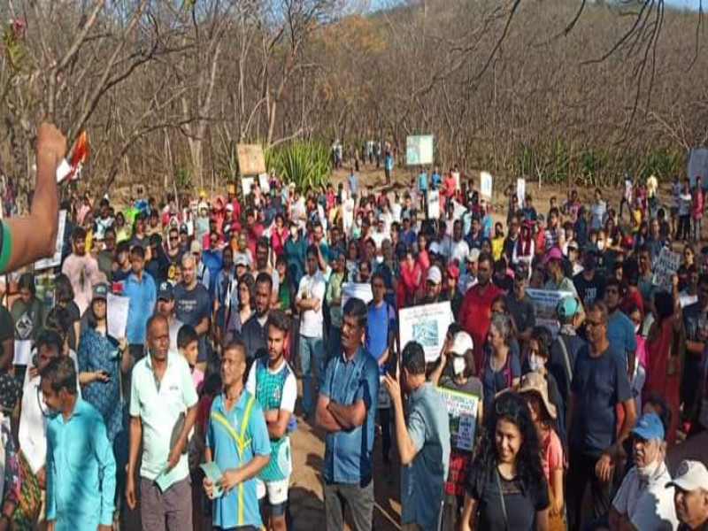 Strong opposition from environmentalists thousands on Pune cirizens Vetal Hill | तिला धक्का लावू देणार नाही; पर्यावरणप्रेमींचा जोरदार विरोध, हजारोंच्या संख्येने पुणेकर वेताळ टेकडीवर