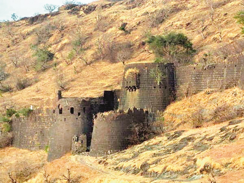 Ancient fort of Wetalwadi | वेताळवाडीचा दुर्लक्षित प्राचीन किल्ला