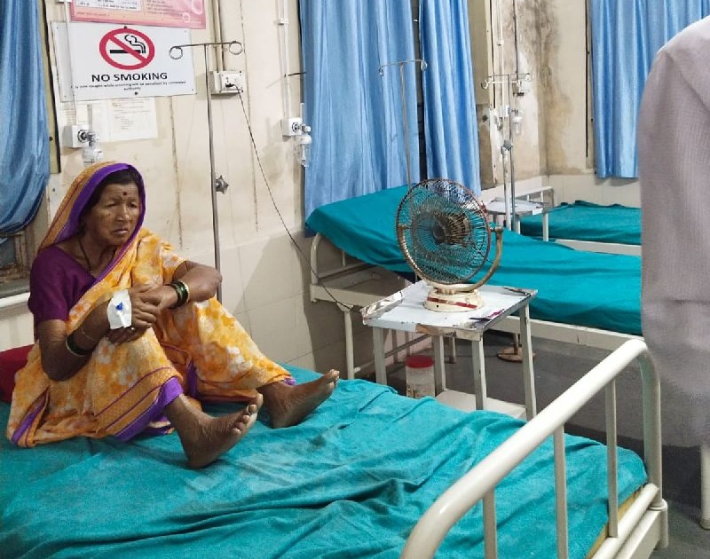 no basic facilities for patients in samudrapur govt hospital | रुग्णालयात उपचारासाठी दाखल व्हा! पण, पंखा घरून आणा...