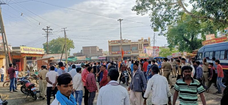 Bharat Bandh: violence in western varhada | पश्चिम वऱ्हाडात भारत बंदला गालबोट; पातूरमध्ये सौम्य लाठीचार्ज : रिसोड, कारंजात दुकानांवर दगडफेक!