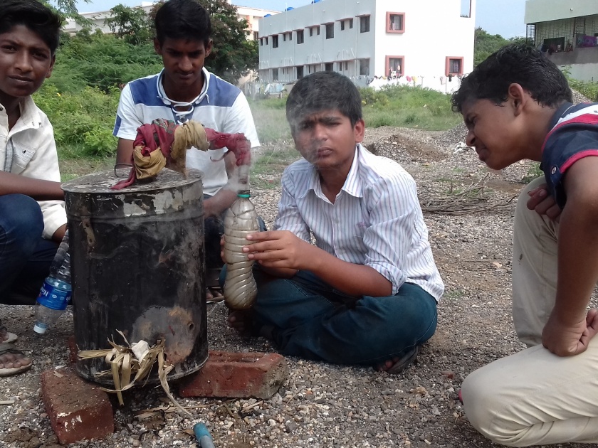 The students of Bharade school in Shevgaon have made vinegar from waste products in the fields | शेतातील टाकाऊ वस्तूंपासून शेवगाव येथील भारदे शाळेच्या विद्यार्थ्यांनी बनविले ‘व्हिनेगर’