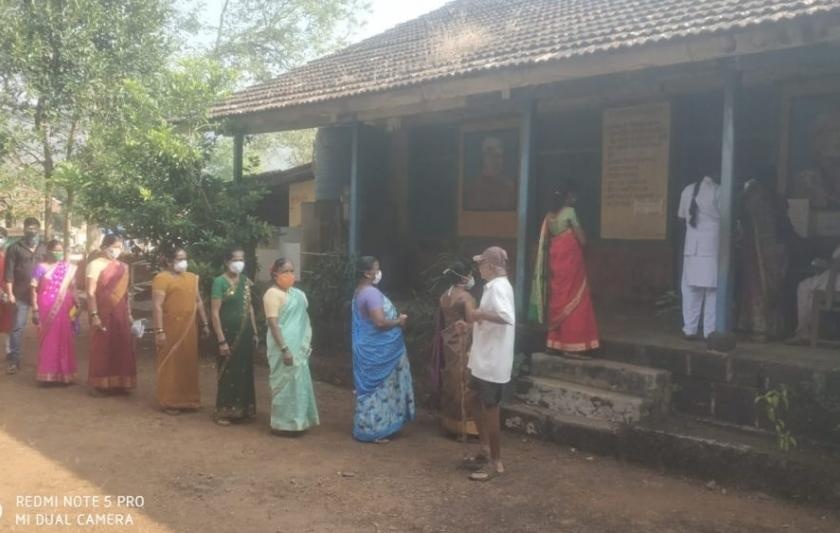 Queues of voters in Vaibhavwadi taluka! | वैभववाडी तालुक्यात मतदारांच्या रांगाच रांगा !