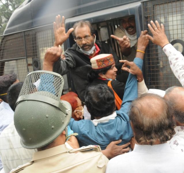 Use of mild force by police on Vidarbha activists | विदर्भवाद्यांच्या मोर्चावर पोलिसांकडून सौम्य बळाचा वापर
