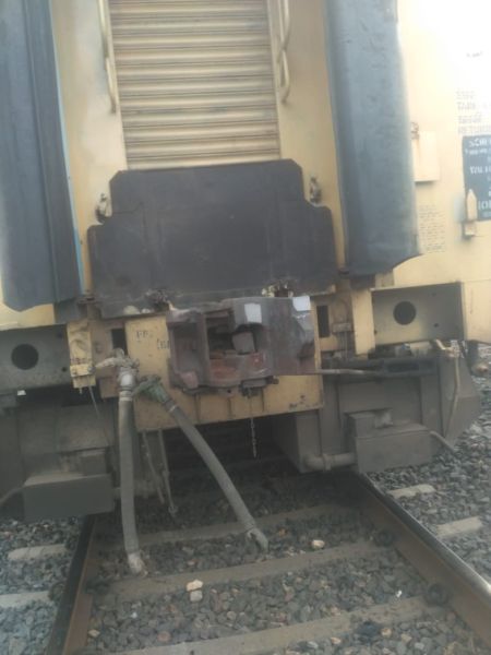 The engine of Vidarbha Express left the coach and fled | विदर्भ एक्स्प्रेसचे इंजिन कोच सोडून पळाले