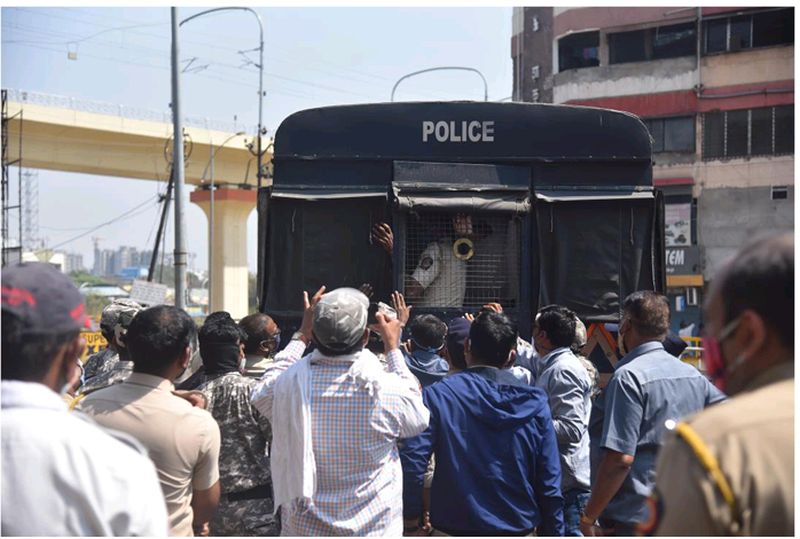 Vidarbha activists' 'Horn Bajao' agitation was stopped by the police | विदर्भवाद्यांचे ‘हॉर्न बजाओ’ आंदोलन पोलिसांनी रोखले