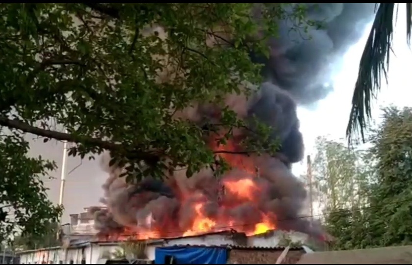 A huge fire engulfed the loom factory in Bhiwandi | भिवंडीत यंत्रमाग कारखान्याला भीषण आग संपूर्ण कारखाना जळून खाक