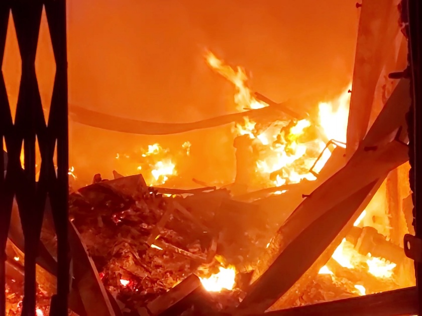 massive fire breaks out at bhiwandi thane | भिवंडीत अग्नितांडव सुरूच; तीन यंत्रमाग कारखाने जळून खाक